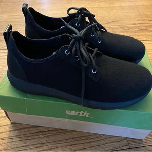 Earth Shoes Women’s Black Wool “Boomer”Sneakers Size 10. New in box